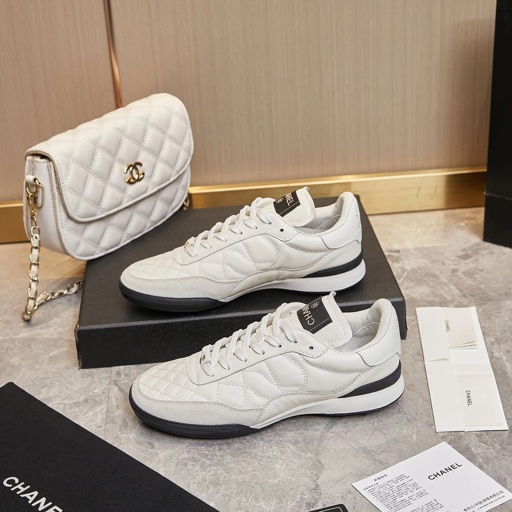 👟👟Ex-factory price 560👟👟 Chanel Chanel - 2024 counter top casual sports shoes This classic design; the upper is electro-embroidered with a variety of techniques; the outsole is fashionable and sporty; it is unusual to incorporate a variety of color matching elements... The diversified mix and match is very beautiful and versatile, casual, fashionable, sports and outdoor can be taken into account... ꫛꫀꪝ Go➫ Material: ❶Upper is made of: Original imported mixed-breed sheep ❷Inside made of: original imported breathable sheepskin ❸Outsole based on: original TPU outsole Full set of boutique packaging for women 35–41